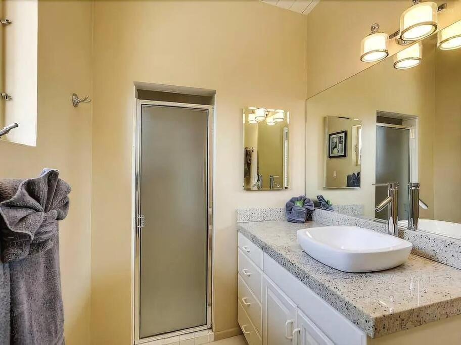 Serene 4 Bed 3 Bath Heated Pool Natural Backyard Heart Of Palm Springs Exterior photo