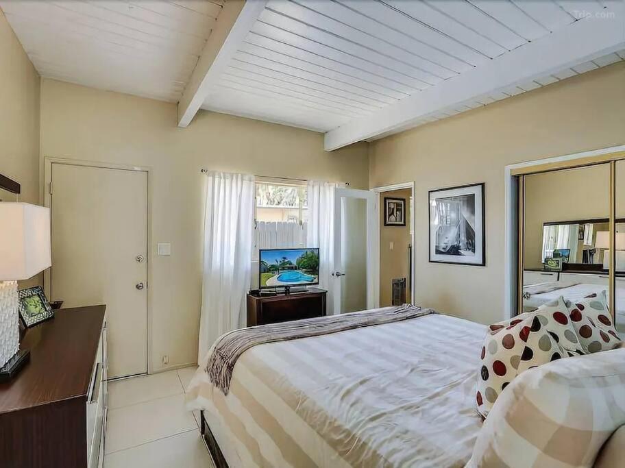 Serene 4 Bed 3 Bath Heated Pool Natural Backyard Heart Of Palm Springs Exterior photo